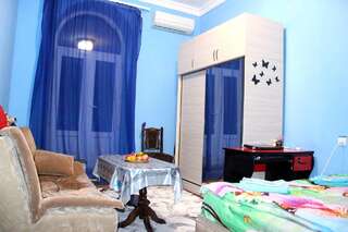 Хостелы KARSON FAMILY HOSTEL & GUEST HOUSE Ереван Номер с кроватью размера «queen-size» и балконом-1