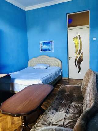 Хостелы KARSON FAMILY HOSTEL & GUEST HOUSE Ереван Номер с кроватью размера «queen-size» и балконом-8