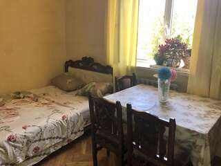 Хостелы KARSON FAMILY HOSTEL & GUEST HOUSE Ереван Двухместный номер с 1 кроватью, вид на сад-4
