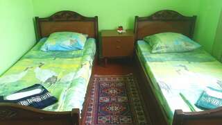 Хостелы KARSON FAMILY HOSTEL & GUEST HOUSE Ереван Четырехместный номер с балконом-2