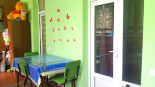 Хостелы KARSON FAMILY HOSTEL & GUEST HOUSE Ереван Четырехместный номер с балконом-3