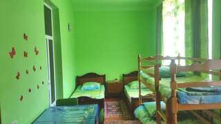 Хостелы KARSON FAMILY HOSTEL & GUEST HOUSE Ереван Четырехместный номер с балконом-4
