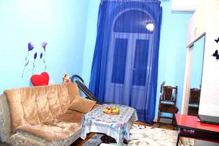 Хостелы KARSON FAMILY HOSTEL & GUEST HOUSE Ереван Номер с кроватью размера «queen-size» и балконом-10