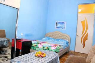 Хостелы KARSON FAMILY HOSTEL & GUEST HOUSE Ереван Номер с кроватью размера «queen-size» и балконом-11