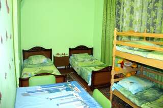 Хостелы KARSON FAMILY HOSTEL & GUEST HOUSE Ереван Четырехместный номер с балконом-5