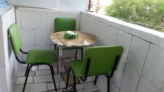 Хостелы KARSON FAMILY HOSTEL & GUEST HOUSE Ереван Четырехместный номер с балконом-6