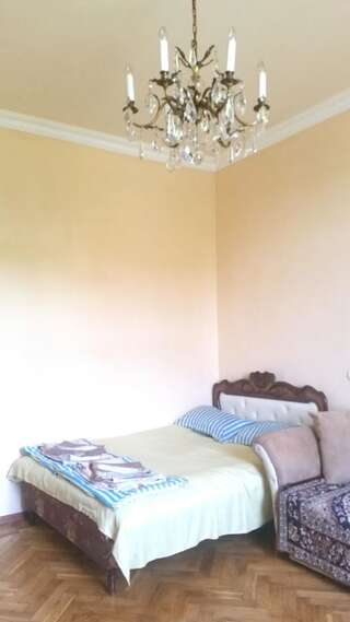 Хостелы KARSON FAMILY HOSTEL & GUEST HOUSE Ереван Двухместный номер с 1 кроватью, вид на сад-6
