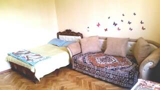 Хостелы KARSON FAMILY HOSTEL & GUEST HOUSE Ереван Двухместный номер с 1 кроватью, вид на сад-7
