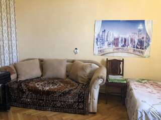 Хостелы KARSON FAMILY HOSTEL & GUEST HOUSE Ереван Двухместный номер с 1 кроватью, вид на сад-9