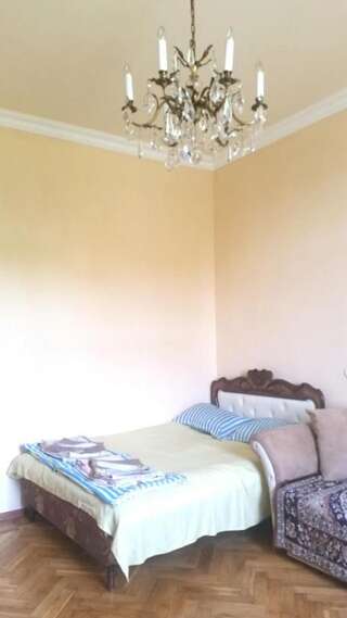 Хостелы KARSON FAMILY HOSTEL & GUEST HOUSE Ереван Двухместный номер с 1 кроватью, вид на сад-14