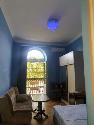 Хостелы KARSON FAMILY HOSTEL & GUEST HOUSE Ереван Номер с кроватью размера «queen-size» и балконом-5